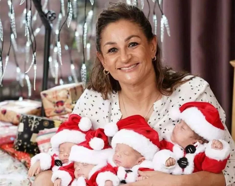 英国51岁祖母试管生下四胞胎